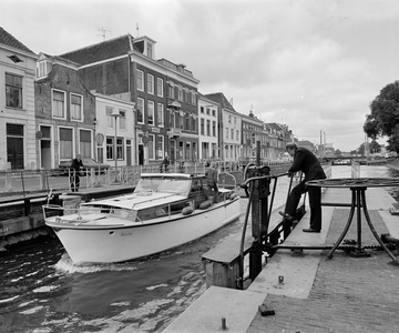 855982 Gezicht op het zuidelijk deel van de Weerdsluis te Utrecht, met een pleziervaartuig dat geschut wordt; links de ...